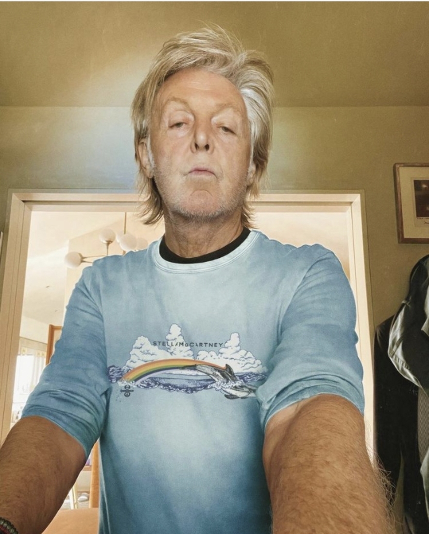 Paul McCartney também veste a camiseta da campanha Stella McCartney x Greenpeace Macaque in the trees