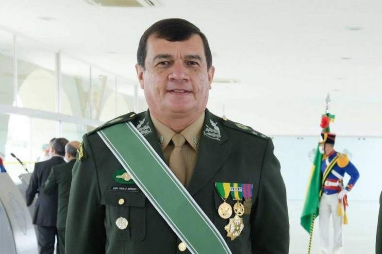 Comandante diz que Ex&eacute;rcito segue a Constitui&ccedil;&atilde;o e pede cautela da tropa  com redes sociais