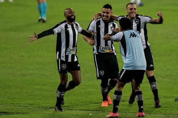 Botafogo leva a melhor em clássico diante do Vasco pela ...