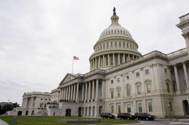 Senado dos EUA aprova resolução contra guerra no Irã e pressiona Trump