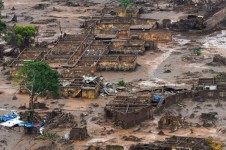  &Aacute;rea afetada pelo rompimento de barragem da Samarco no distrito de Bento Rodrigues, zona rural de Mariana, em Minas Gerais 