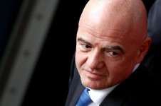 O presidente da Fifa, Gianni Infantino, vem recebendo cr&iacute;ticas por concordar com o p&eacute;ssimo papel de Donald Trump como anfitri&atilde;o da Copa