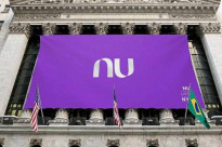 Bandeira com a logomarca Nubank na Bolsa de Nova York (arquivo, material publicitário do banco)