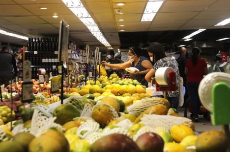 Para lanche, pense em frutas frescas e castanhas sem sal dentro do avi&atilde;o
