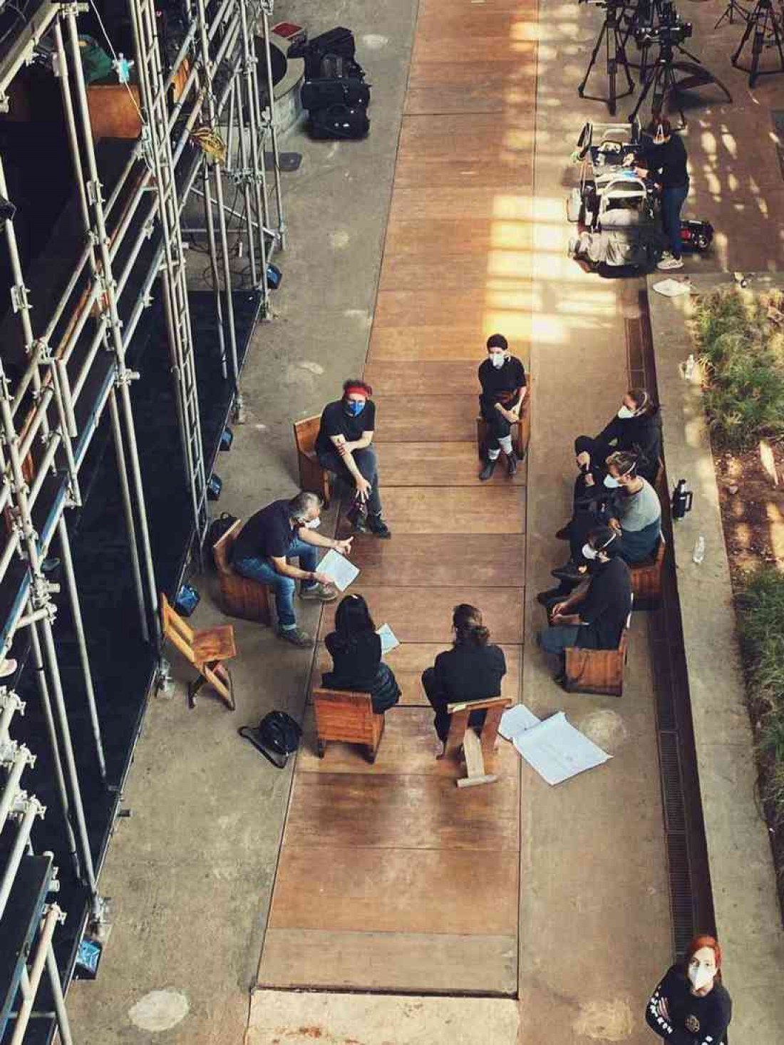 Diretor José Celso Martinez Corrêa revisando o texto com os atores Macaque in the trees