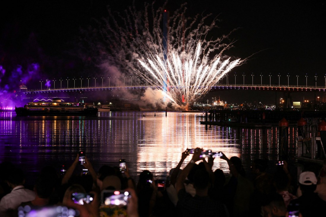 Fogos de artifício explodem na orla do rio Yarra, Austrália, durante as celebrações reduzidas do Ano Novo Macaque in the trees