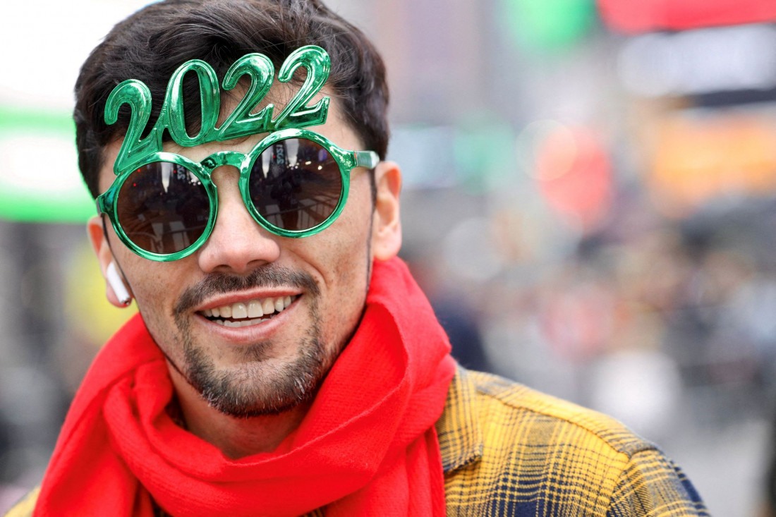 Turista usando óculos de 2022 nas celebrações do Ano Novo na Times Square, Nova York Macaque in the trees
