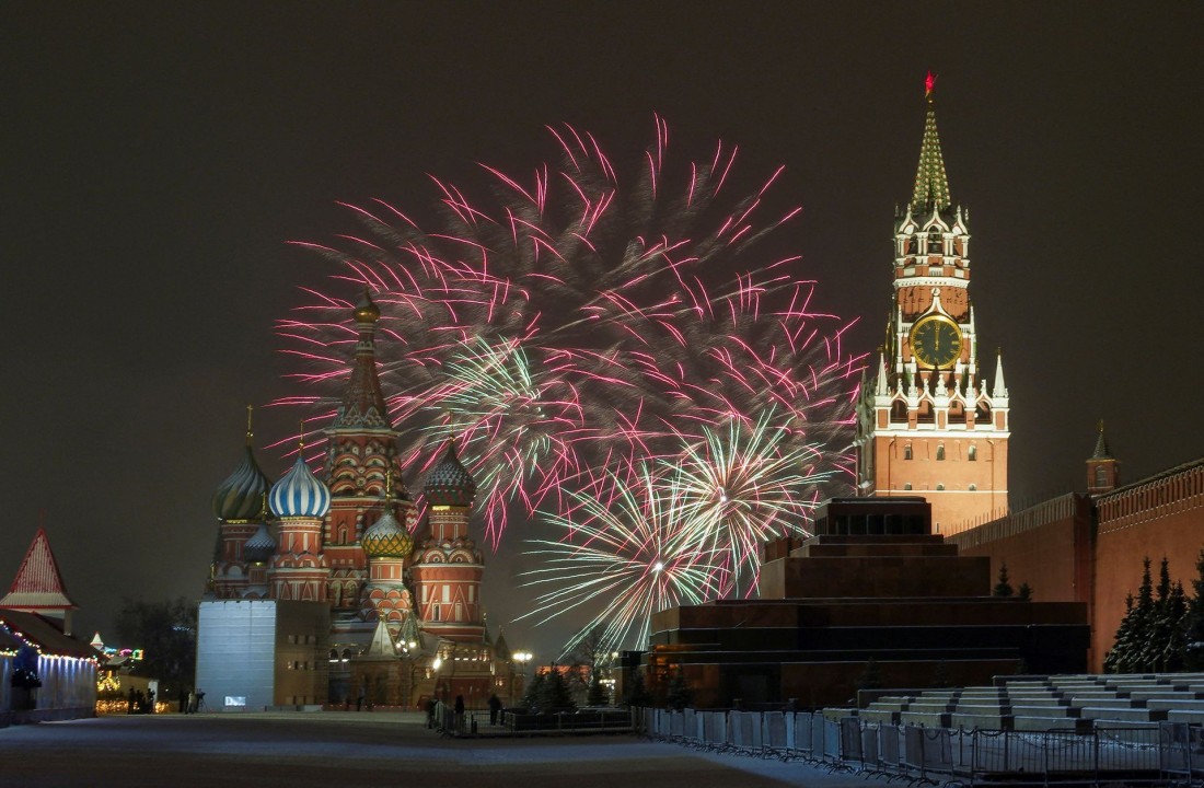 Fogos de artifício explodem no céu sobre o Kremlin e a catedral de São Basílio durante as celebrações do Ano Novo em Moscou, Rússia Macaque in the trees
