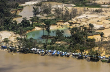 Vista a&eacute;rea de garimpo ilegal na terra ind&iacute;gena yanomami