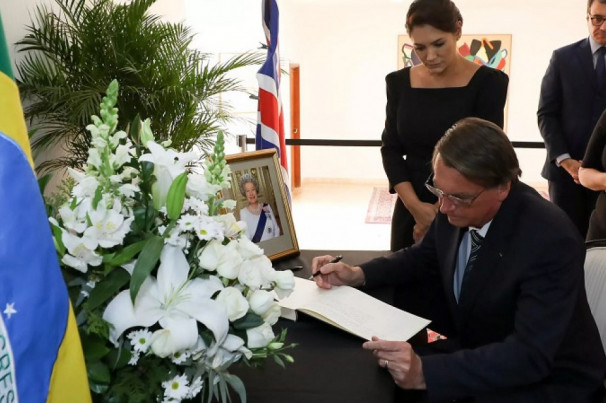 Bolsonaro faz campanha política no funeral da rainha e é criticado