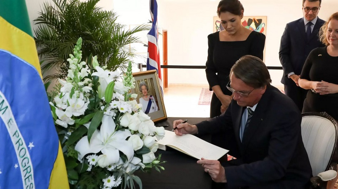 Bolsonaro improvisa comício em Londres antes de funeral
