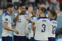 Jogadores da seleção inglesa celebrando um dos gols marcados contra o Irã