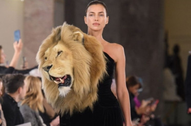 A supermodelo Irina Shayk desfilou com a roupa da Schiaparelli e defendeu a grife