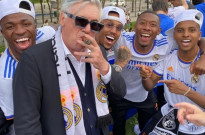Carlo Ancelotti com os brasileiros Vini Jr, Militão e Rodrygo, além do autríaco Alaba (2º a partir da direita), festejando mais um título do Real Madrid
