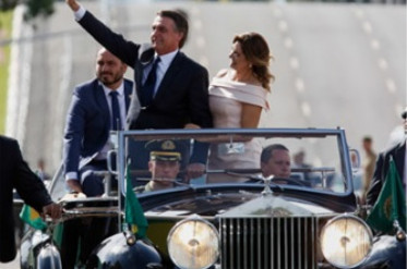 Detalhe de foto do calendário com fotos de Bolsonaro que está sendo vendido na internet
