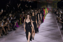 [Desfile Versace] Donatella se diz feliz em poder ajudar