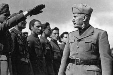 Soldados saudando Benito Mussolini