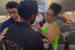 Agentes da PF retiram mulher à força