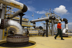 Homem trabalhando na Unidade de Tratamento de Gasolina e Diminuição de Enxofre na Refinaria Duque de Caxias - Reduc