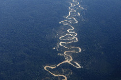 Rio corta a Terra Indígena Yanomami