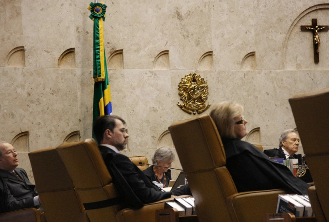 1_crucifixo_no_tribunal_maior_do_pais_laico-778937.jpg