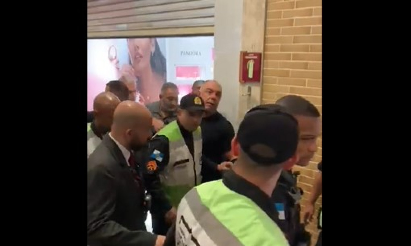 Video: Marcos Braz, vice do Flamengo, agride torcedor após ser cobrado em  shopping no Rio