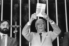 O presidente da Assembleia Nacional Constituinte, deputado Ulysses Guimar&atilde;es, no dia da promulga&ccedil;&atilde;o da Constitui&ccedil;&atilde;o
