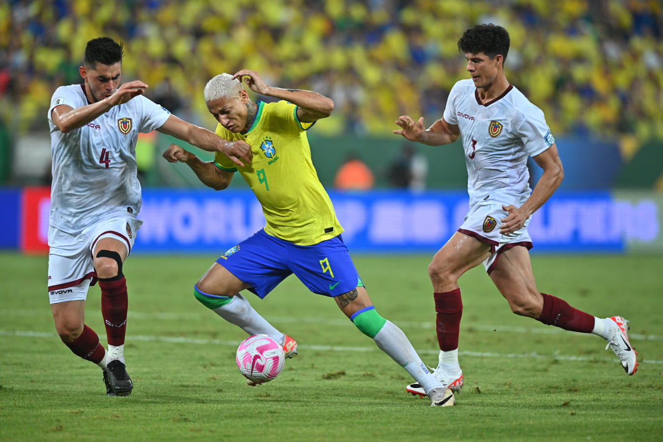 Torcida, palmas e bolão: como foi ver o jogo do Brasil dentro de um avião -  24/07/2023 - UOL Nossa