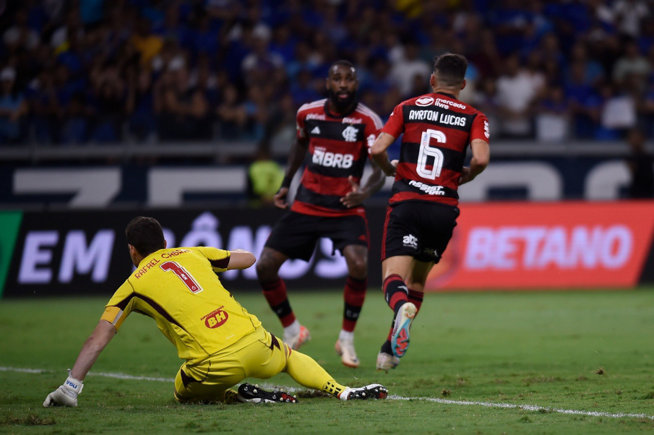 Na estreia de Tite, Flamengo vence e deixa Cruzeiro à beira do Z4