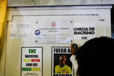 Muro do Consulado da Espanha em s&atilde;o Paulo com cartazes de protestos
