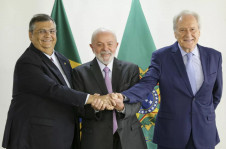 Lula entre Flavio Dino (E) e Ricardo Lewandowski: carta branca