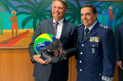 O brigadeiro Carlos de Almeida Baptista J&uacute;nior com o ex-presidente Bolsonaro