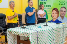 Imagem da cerimônia de posse da nova diretoria do PL em Medicilândia, realizada em 26 de janeiro. Darci aparece de camiseta amarela, à esquerda

