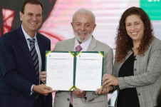 O presidente Lula entre o prefeito Eduardo Paes e a ministra Esther Dweck