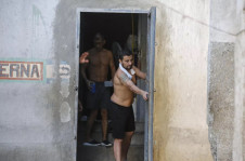 Colombianos presos acusados de participar no assassinato do presidente haitiano Jovenel Moise abrem portão dentro da Penitenciária Nacional em porto Príncipe, no domingo, dia 3 de março de 2024