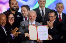 Lula, ministros e sindicalistas no ato da assinatura do projeto