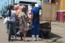 [Problema antigo] Mulheres reviram o chamado 'caminh&atilde;o do osso' em busca de comida; uma das cenas mais chocantes captadas durante o governo Bolsonaro