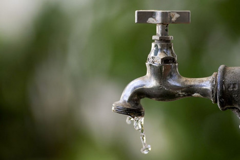 .Especialistas sugerem a substitui&ccedil;&atilde;o de qualquer cano que seja feito com chumbo em casa