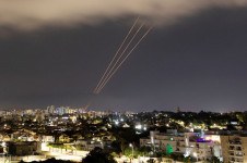 Sistema antim&iacute;ssil opera depois que o Ir&atilde; lan&ccedil;ou drones e m&iacute;sseis contra Israel; visto em Ashkelon, Israel