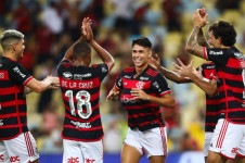 Luiz Ara&uacute;jo &eacute; festejado pelo gol