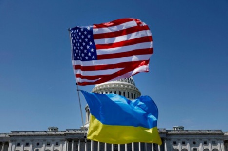 Bandeiras dos EUA e da Ucrânia diante do Congresso americano 

