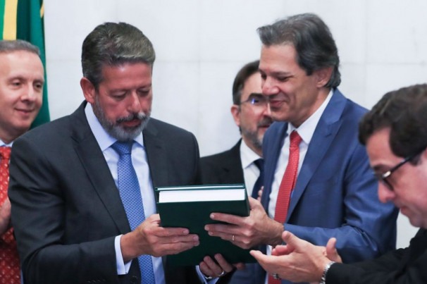 Presidente da Câmara dos Deputados, Arthur Lira, recebe do ministro Fernando Haddad, da Fazenda, o primeiro projeto de lei complementar da reforma tributária, durante reunião de líderes