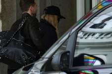 Madonna chega ao Copacabana Palace usando um boné preto