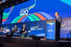 Ministro brasileiro Paulo Pimenta, da Secom/PR, discursa na confer&ecirc;ncia de abertura do evento paralelo do GT de Economia Digital do G20 sobre integridade da informa&ccedil;&atilde;o, nesta quarta, 1/5, em S&atilde;o Paulo