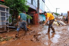 Trabalhadores da limpeza ap&oacute;s temporal no Rio Grande do Sul