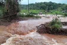 Em Vista Alegre, estrada vicinal se transformou em rio. Infraestrutura de acesso e escoamento da produção camponesa totalmente destruída