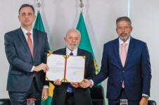 Lula assinou o decreto ao lado dos presidentes da Câmara, Arthur Lira (E), e do Senado, Rodrigo Pacheco