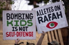 Protesto na Universidade da Califórnia, nos EUA, contra ofensiva israelense em Rafah