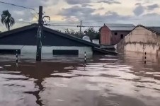 Agua quase cobre casas em Porto Alegre (RS)