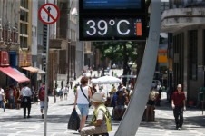 Term&ocirc;metro de rua registra alta temperatura
